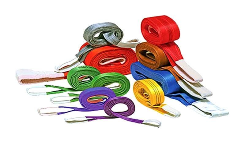 Eslingas de elevación coloridas con presillas blancas reforzadas.