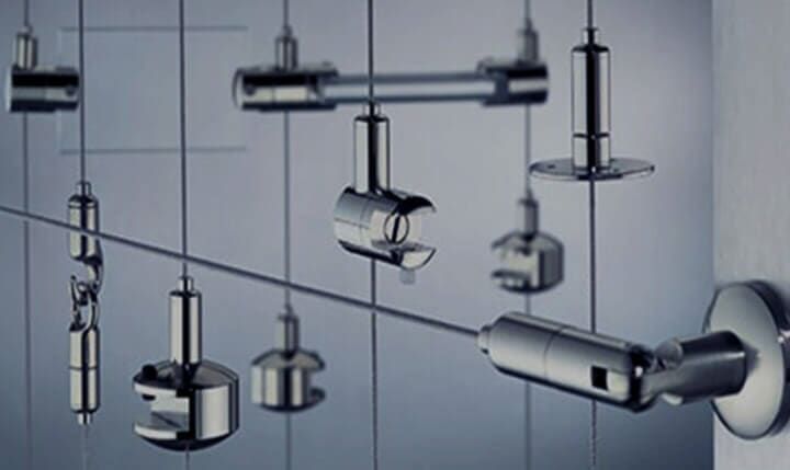 Sistema para colgar en alambre metálico plateado con diversos accesorios.