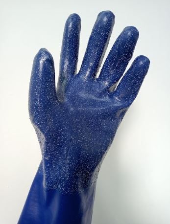 Un primer plano de un guante de goma azul sobre una superficie blanca.