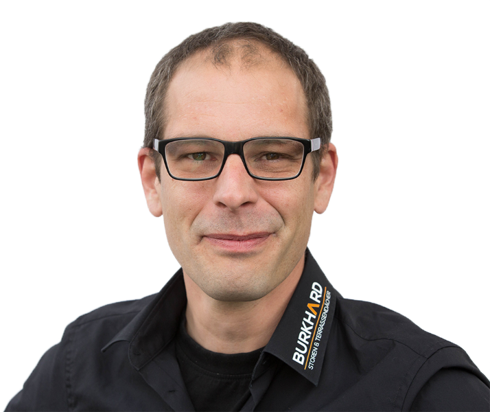 Ein Mann mit Brille und einem T-Shirt mit der Aufschrift „Burkhard“