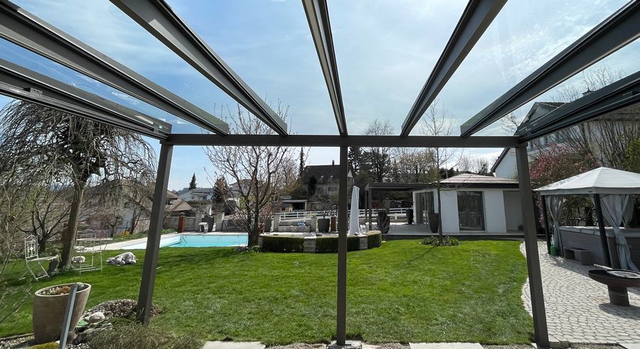 Eine Pergola mit Blick auf einen Hinterhof und einen Pool.