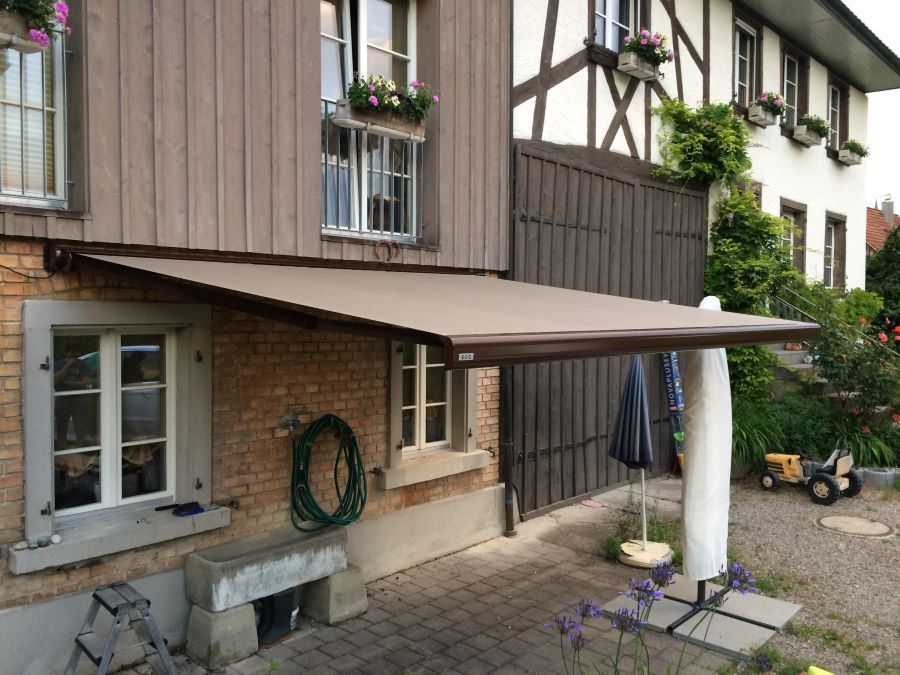 Ein Haus mit einer Markise an der Seite.