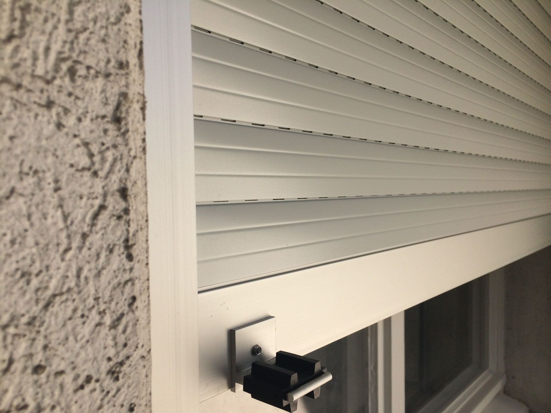 Eine Nahaufnahme von einem weissen Fensterladen