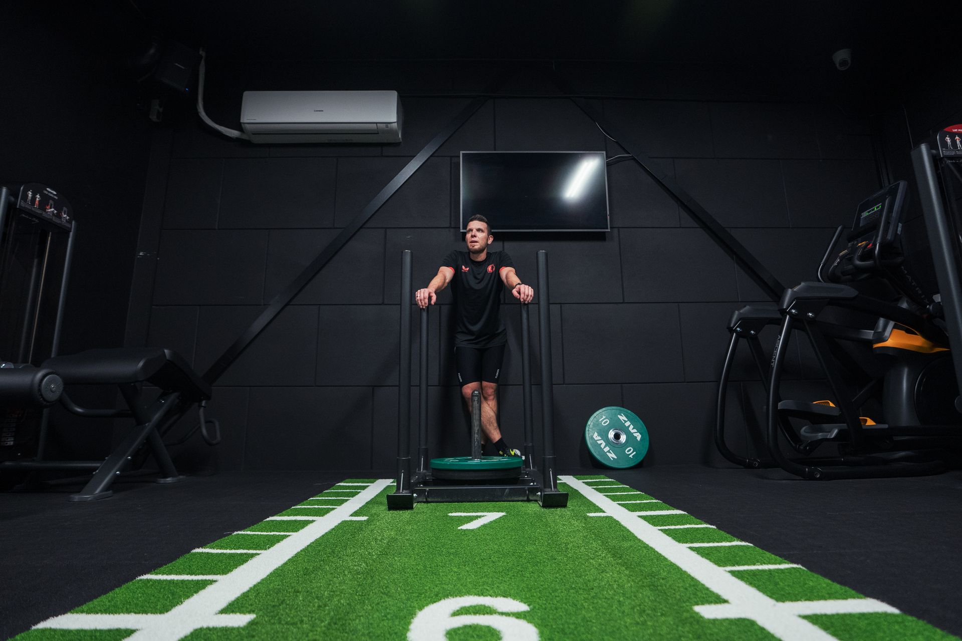 Een man rent op een slee in een personal training studio.