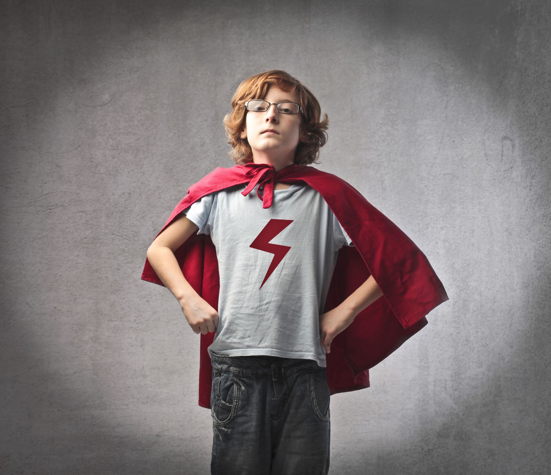 Cuatro personas en una oficina observan una pizarra con diagramas y notas. Una mujer señala la pizarra.