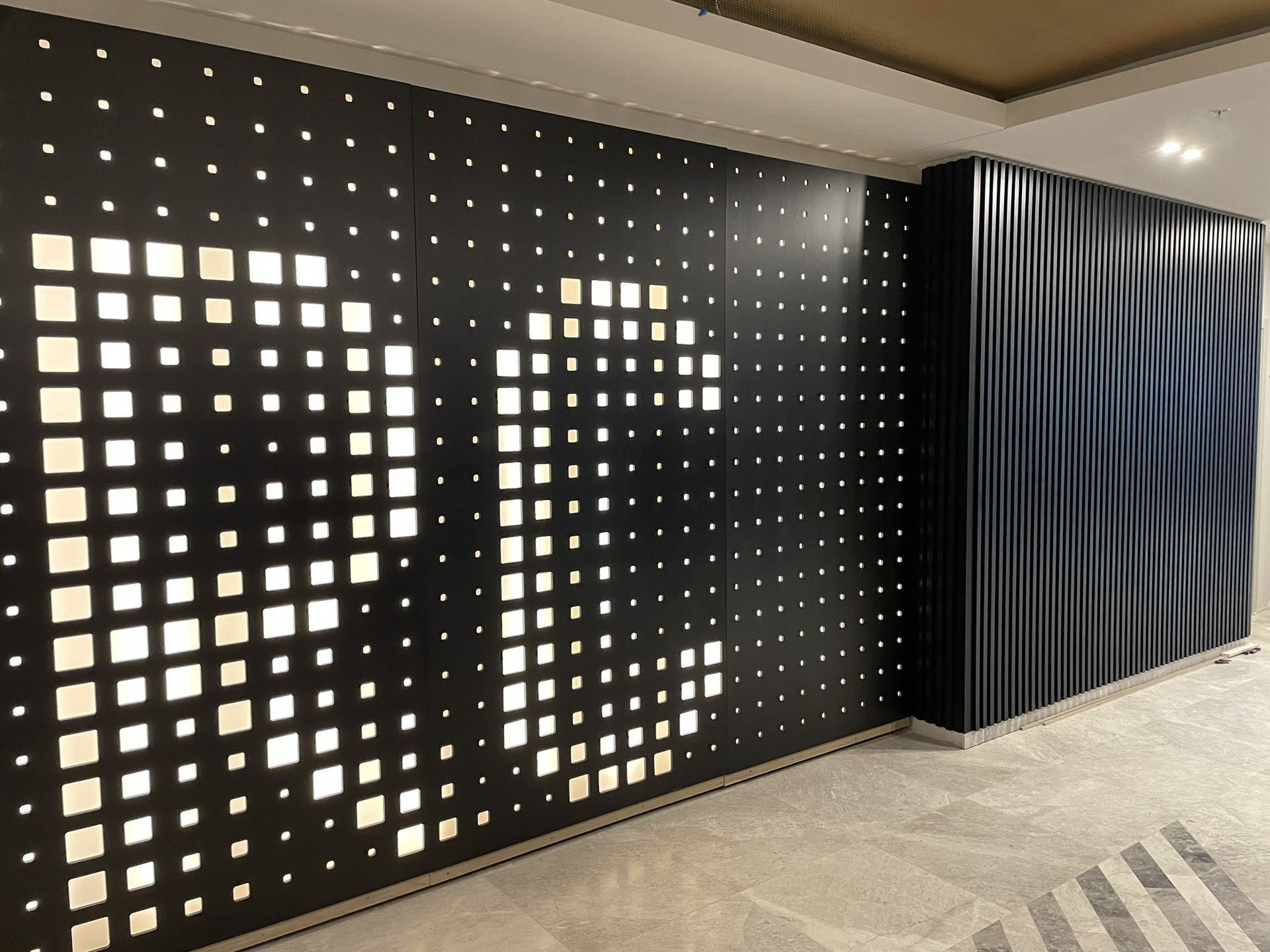 A wall with a pattern of squares on it