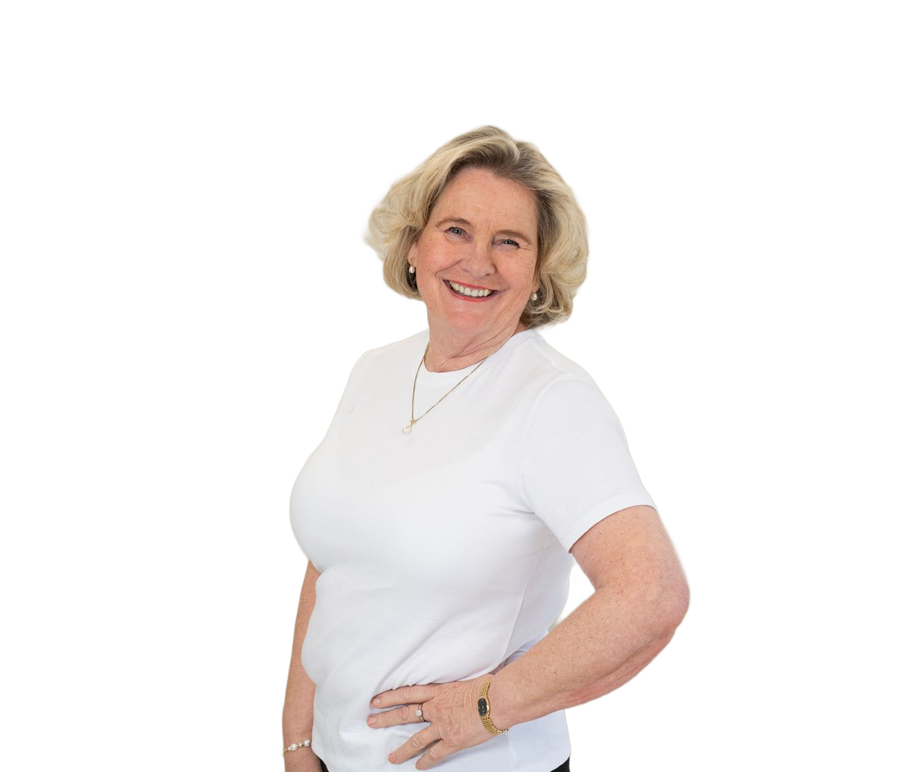 En smilende kvinne med blondt hår, iført en hvit t-skjorte og smykker, står mot en hvit bakgrunn.