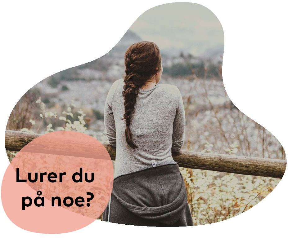 En person med flette står og ser på et landskap, med den norske teksten «Lurer du på noe?» lagt over en sirkel.
