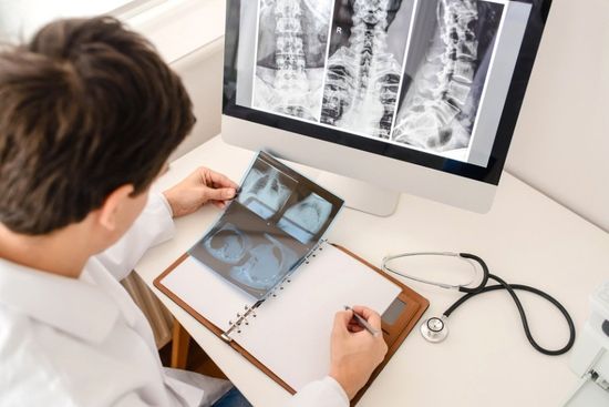 medico che analizza esito di una radiografia