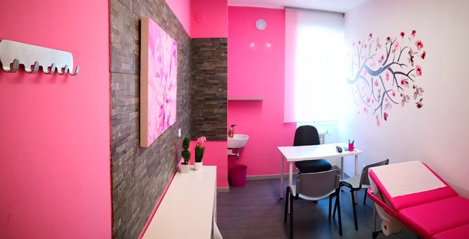 studio medico con pareti rosa