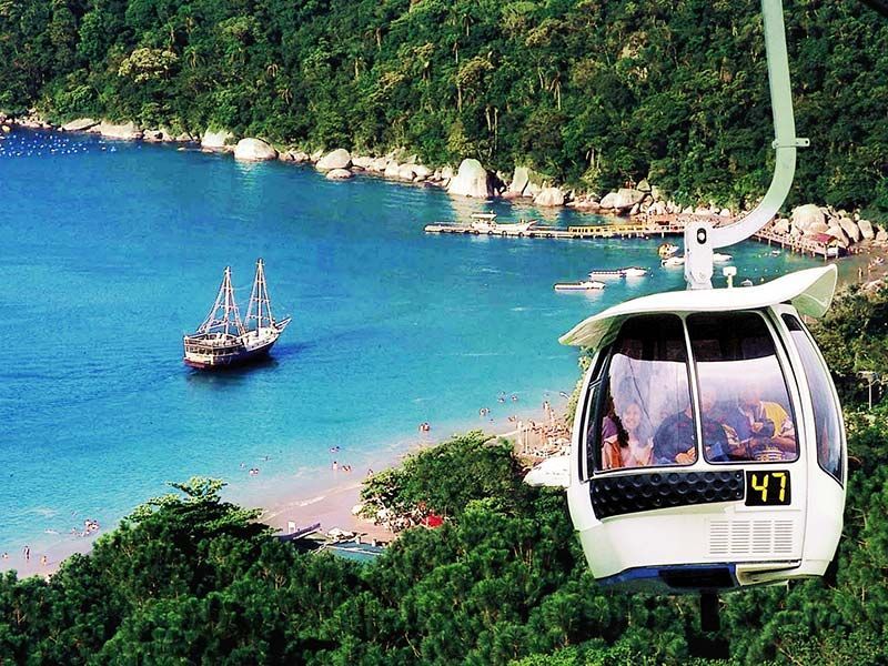 Um teleférico com o número 41 passando por cima de um corpo d'água