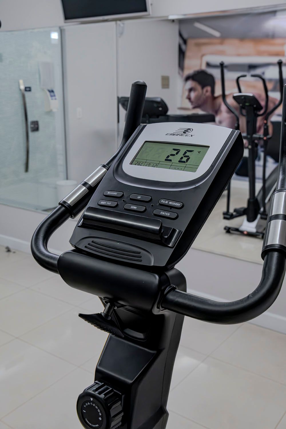 Um close de uma bicicleta ergométrica em uma academia.