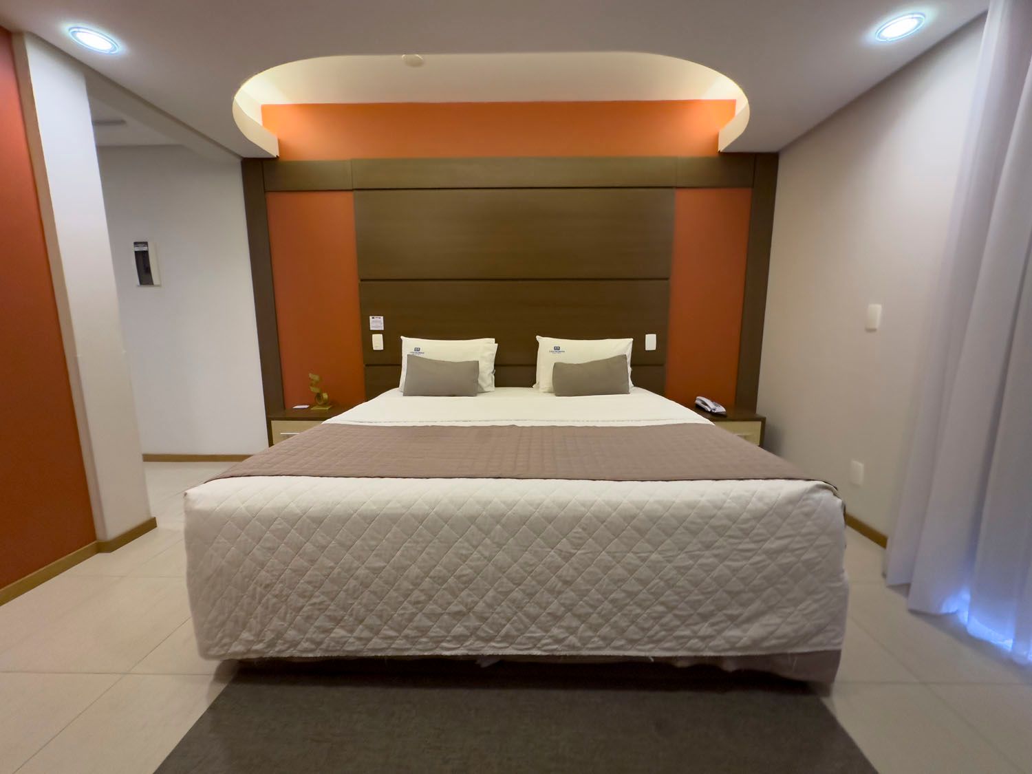 Um quarto de hotel com uma cama grande no meio