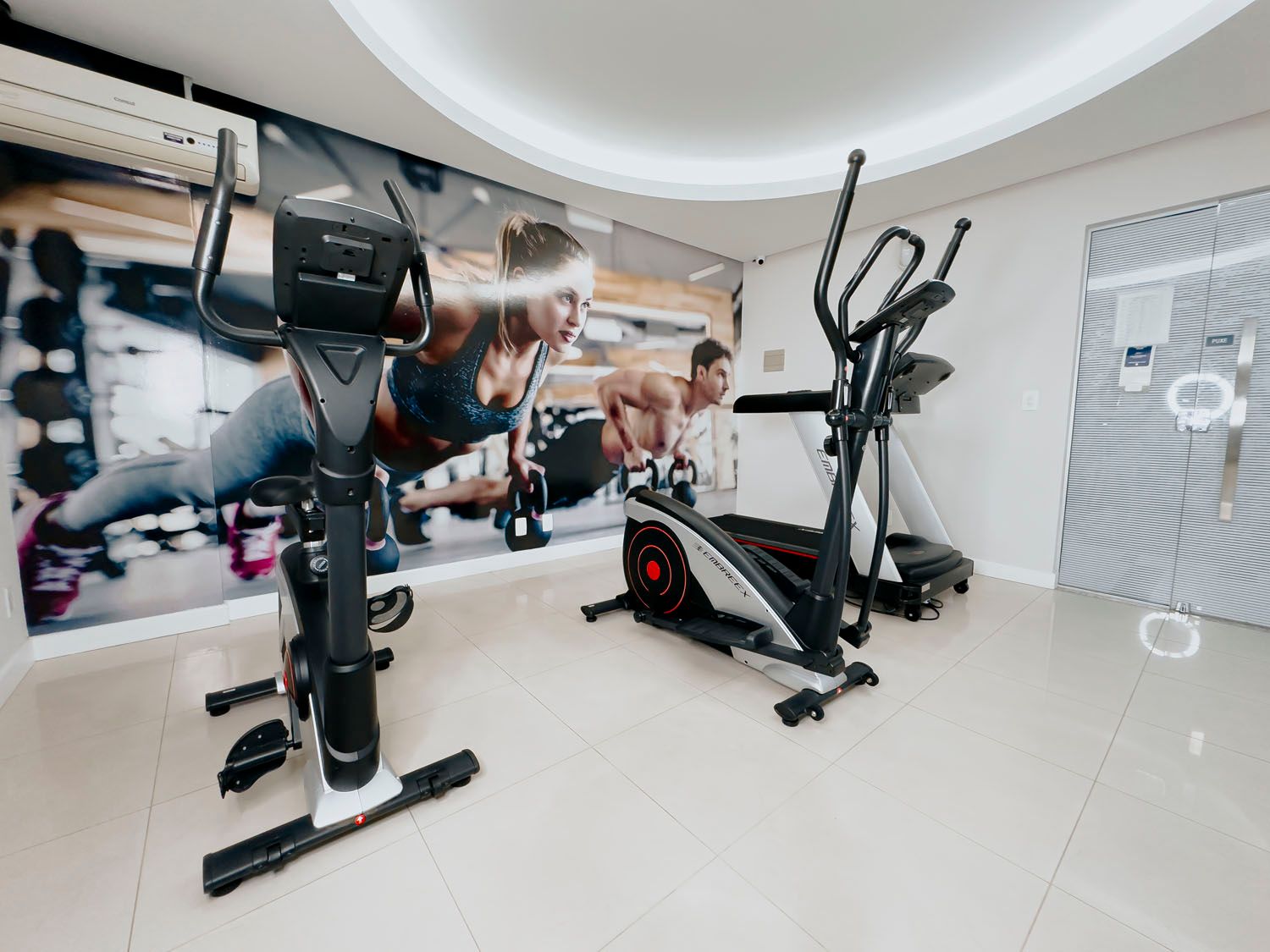 Uma academia com uma foto de uma mulher na parede.