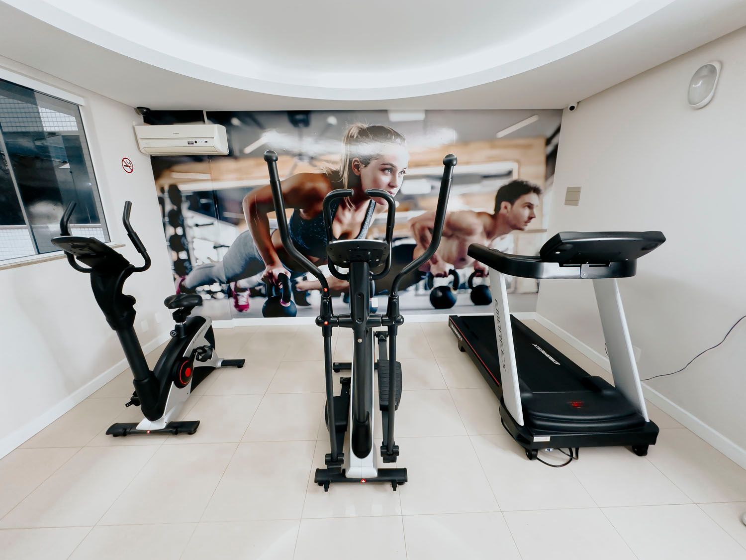 Uma academia com uma foto de um homem e uma mulher na parede.