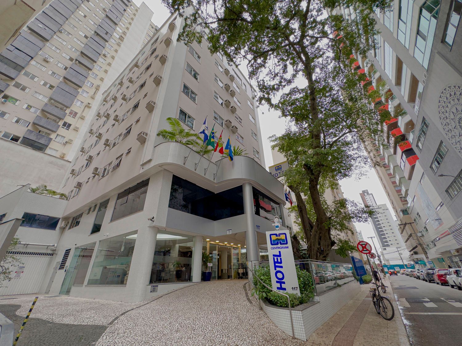 Um hotel está localizado no meio de uma cidade cercada por prédios altos.