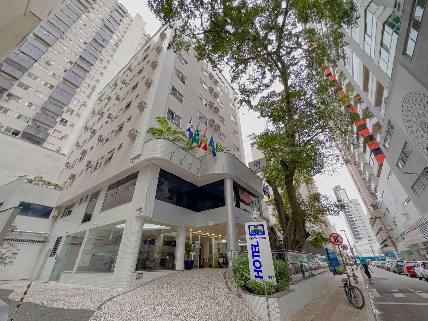 Um hotel está localizado no meio de uma cidade cercada por prédios altos.
