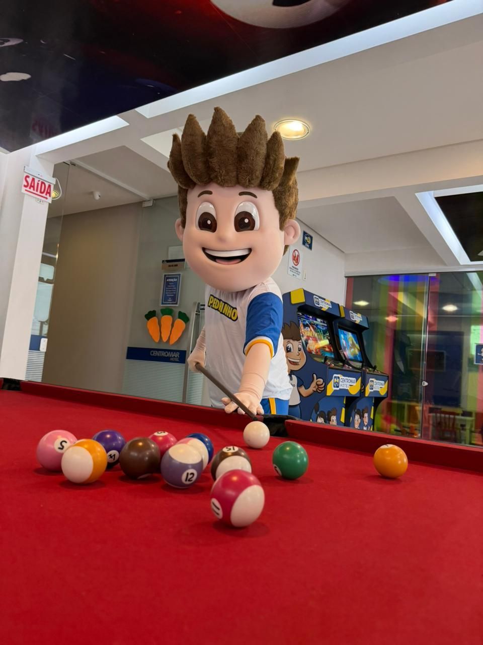 Uma sala com uma pia e um recorte de papelão de um menino