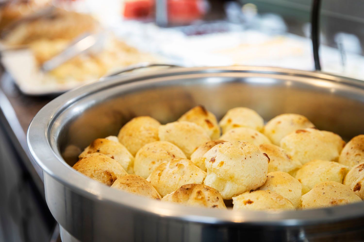 Uma panela cheia de pão está sobre uma mesa.