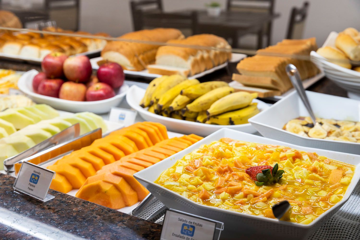 Há muitos tipos diferentes de comida na mesa.