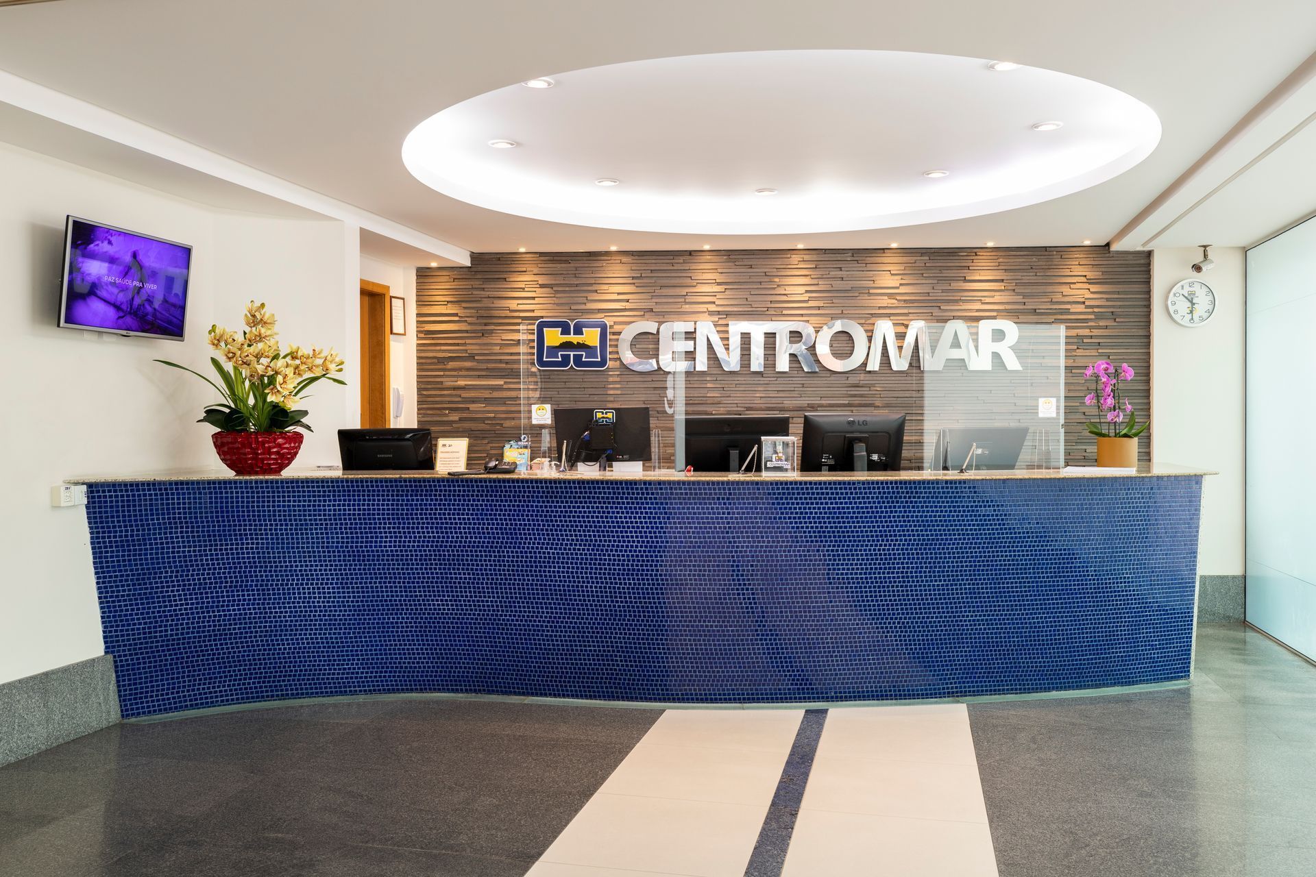 Um balcão de recepção azul e branco com a palavra centromar na parede.