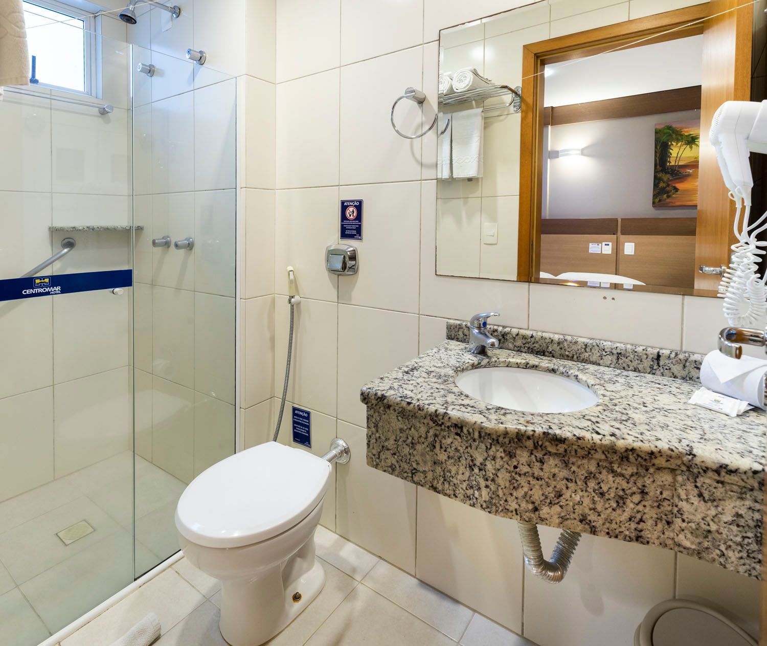 Um banheiro com um vaso sanitário, uma pia e um chuveiro