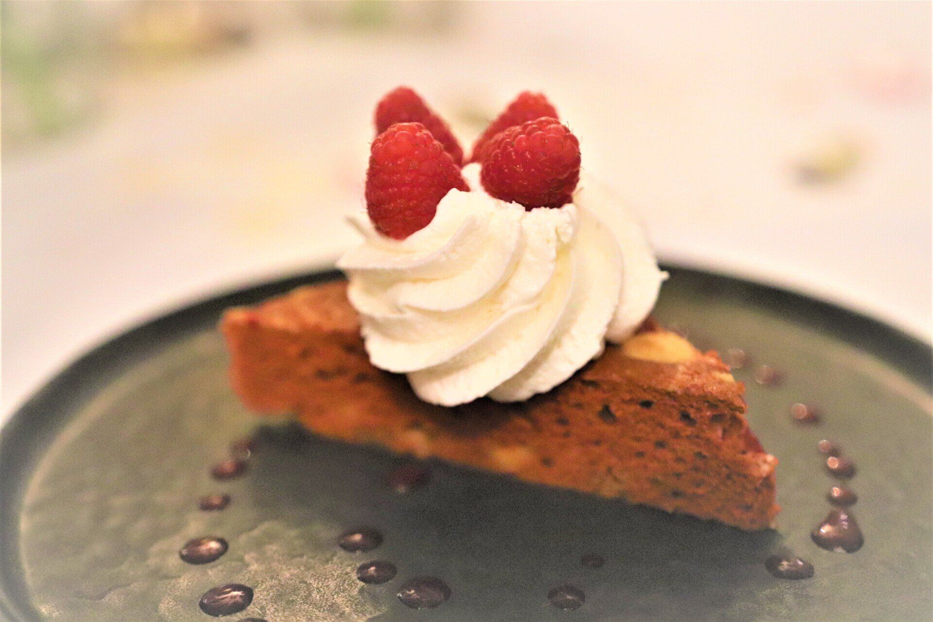 slagroom; cream; framboos; gebak; foodfotografie;  mariskaveermanfotografie Mariska Veerman fotografie; taart