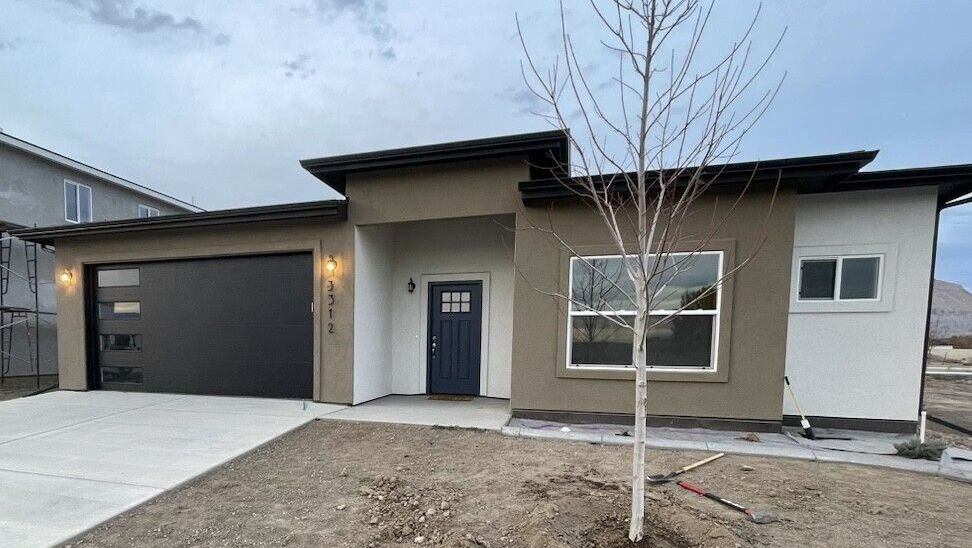 Cozy Clifton House with Stucco.
