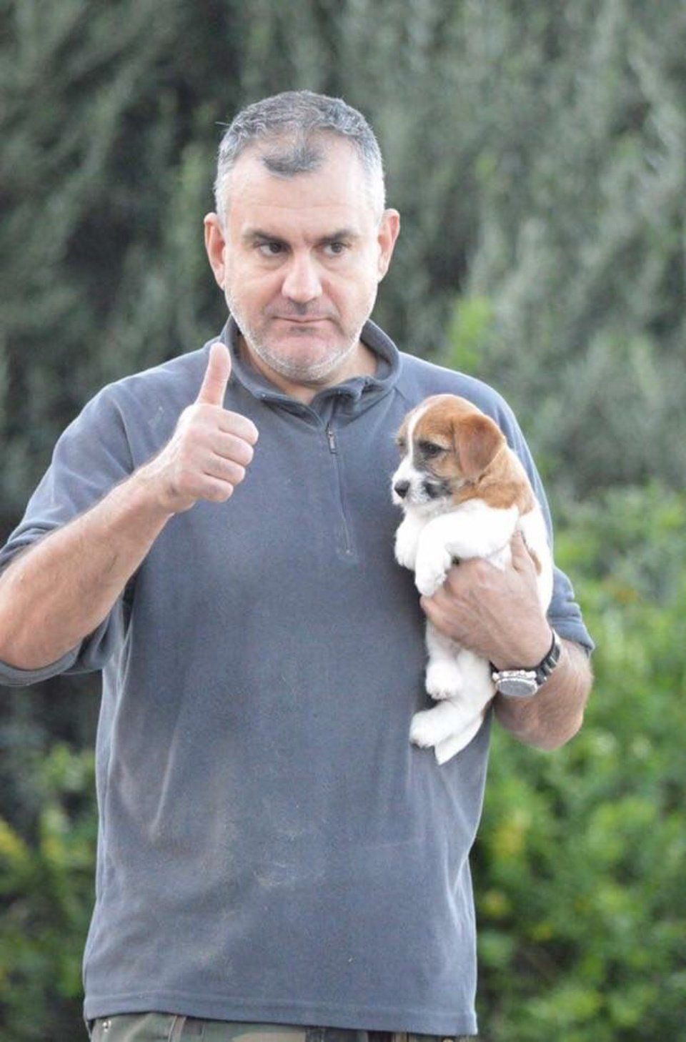 Massimiliano Galasso con cucciolo di cane in braccio