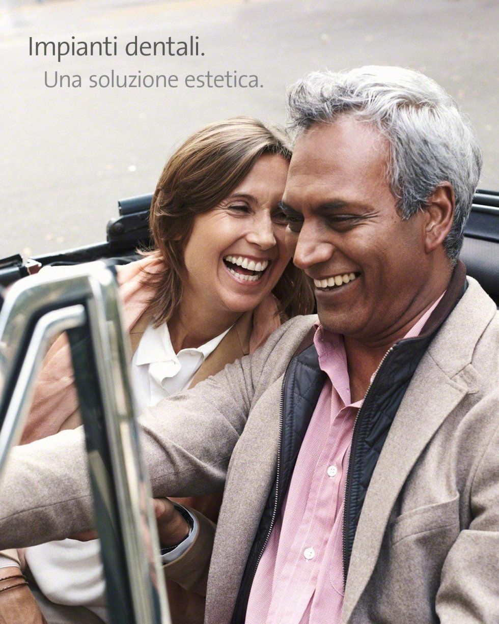 coppia con impianti dentali