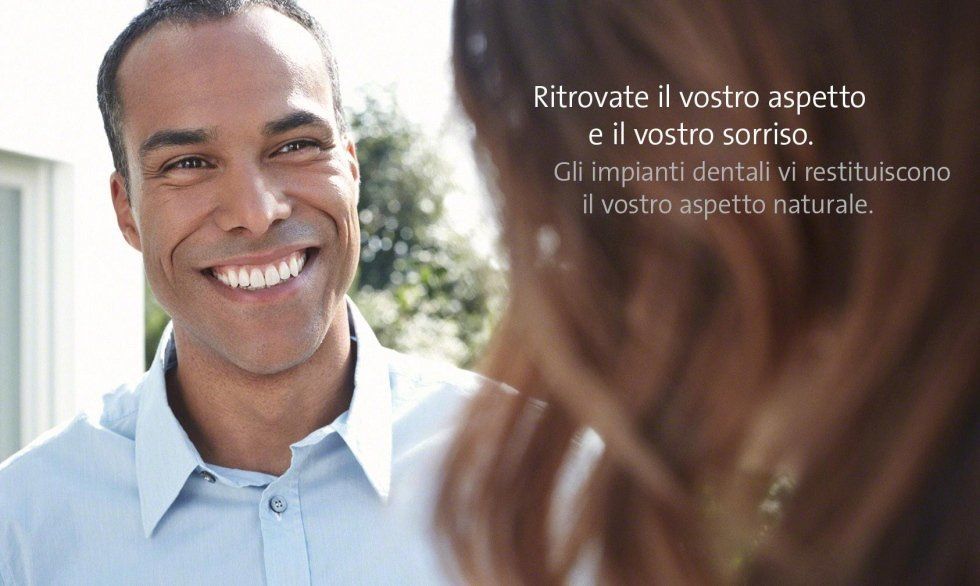 uomo con sorriso smagliante