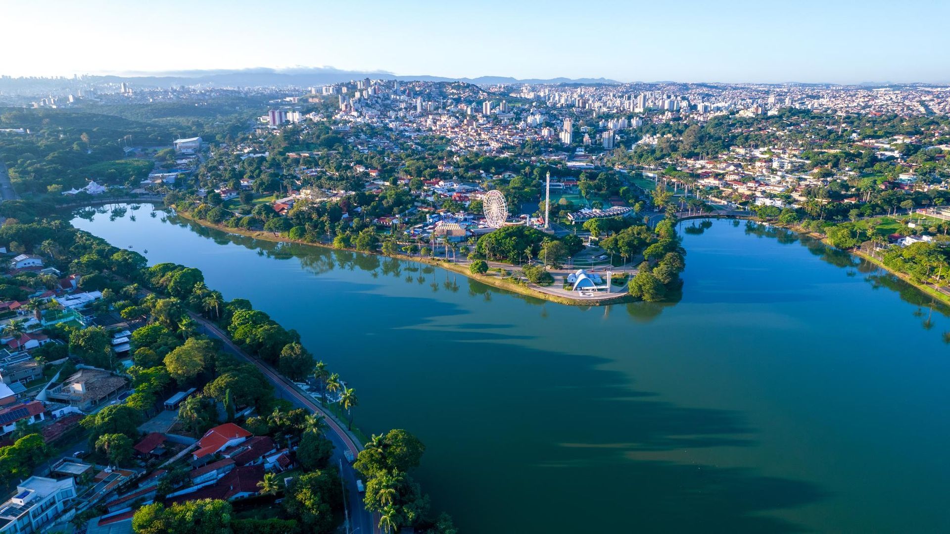 Uma vista aérea de um lago com uma cidade ao fundo.-Hospedagem-Chamonville