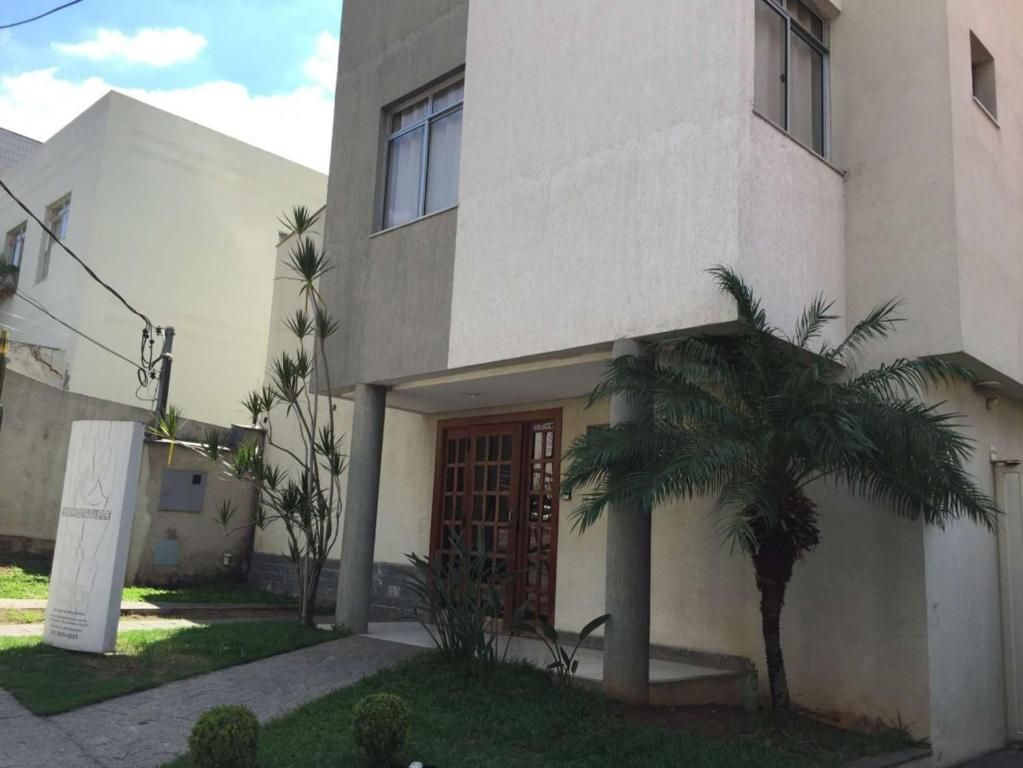 Um prédio branco com uma palmeira na frente-Hospedagem-Chamonville