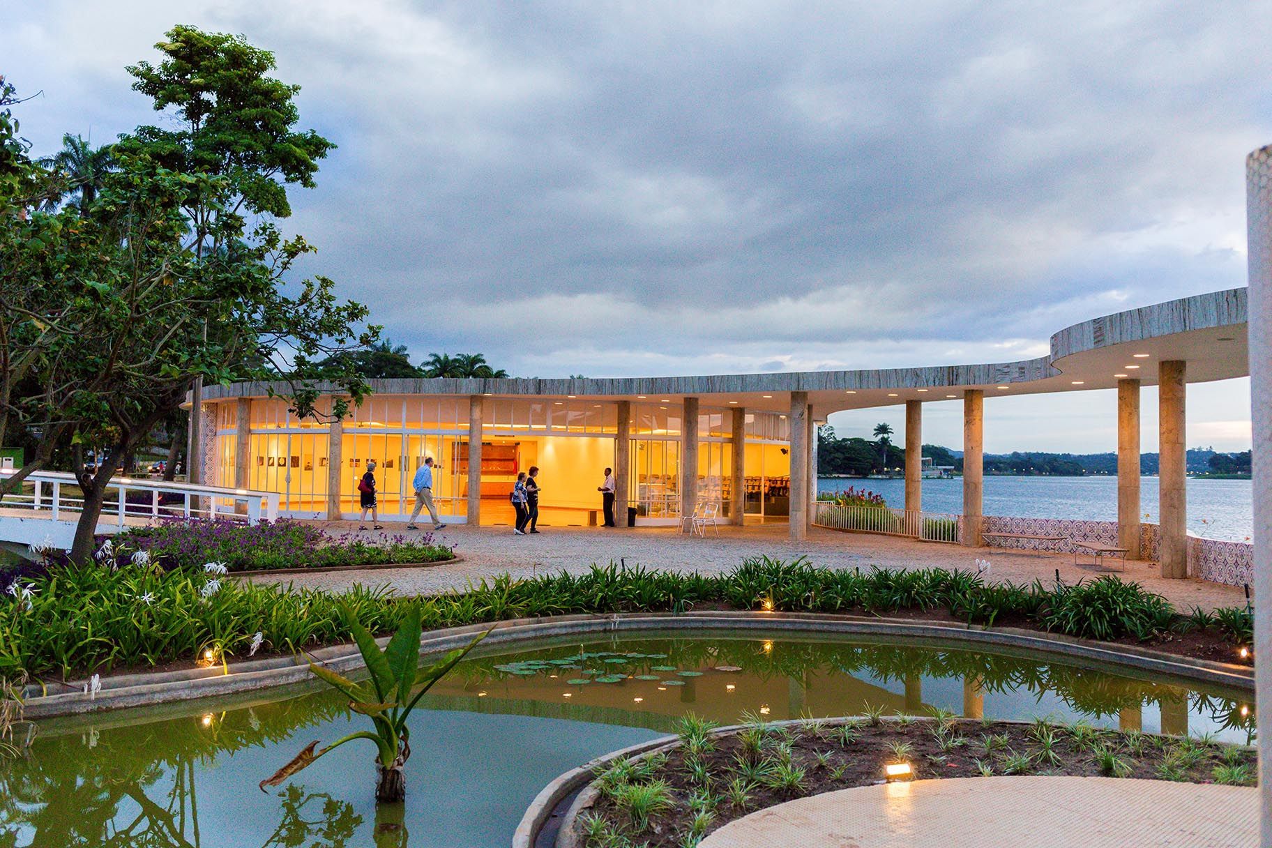 Um grande edifício com um lago na frente-Hospedagem-Chamonville