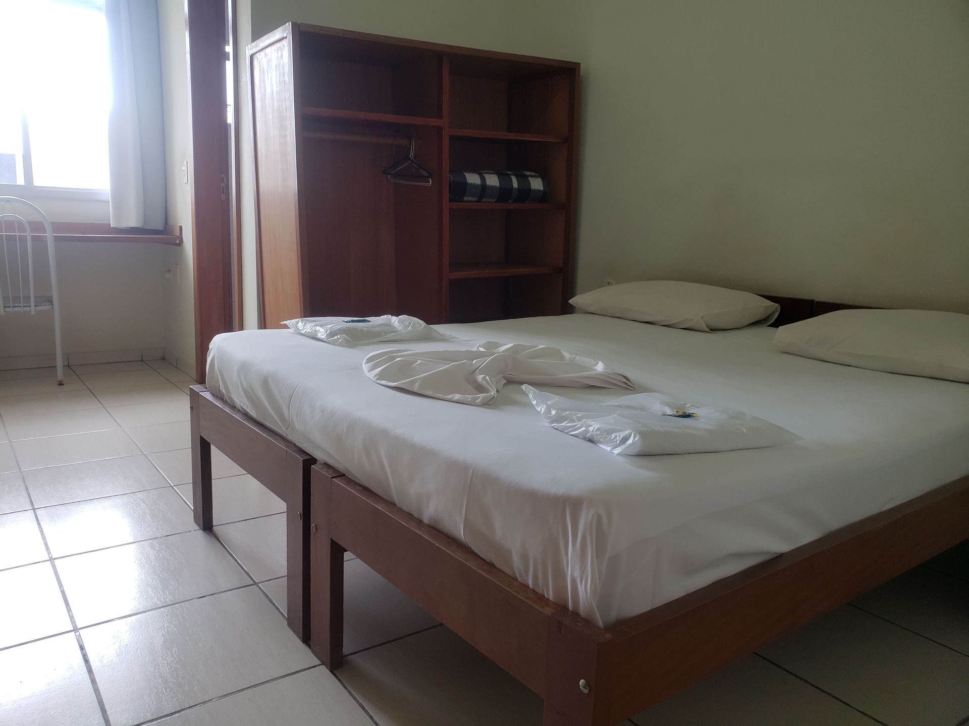 Um quarto de hotel com duas camas e um guarda-roupa-Hospedagem-Chamonville