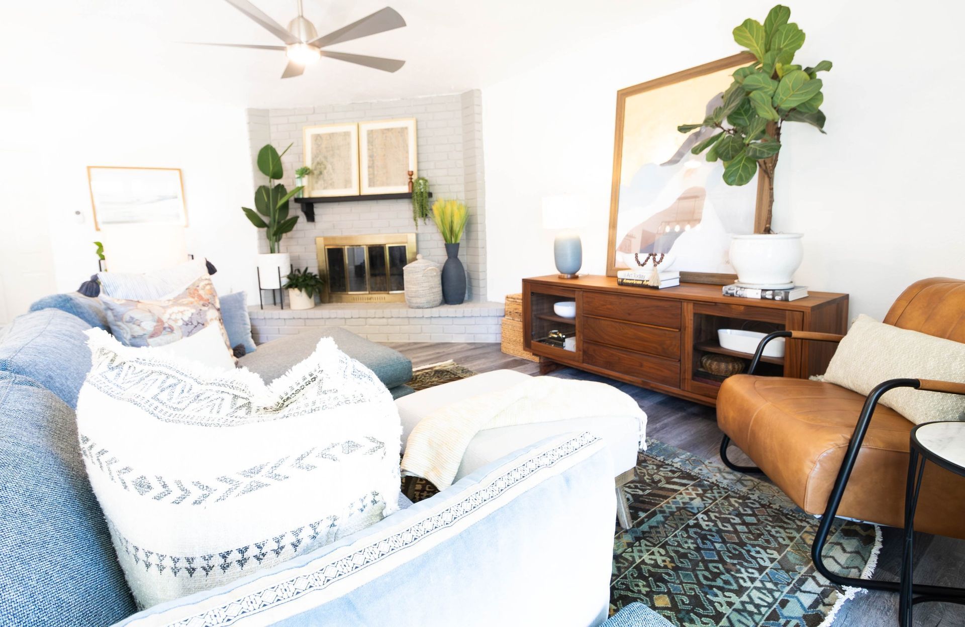 A living room filled with furniture and a ceiling fan.