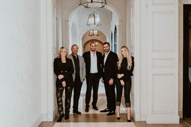 A group of people are posing for a picture in a hallway.