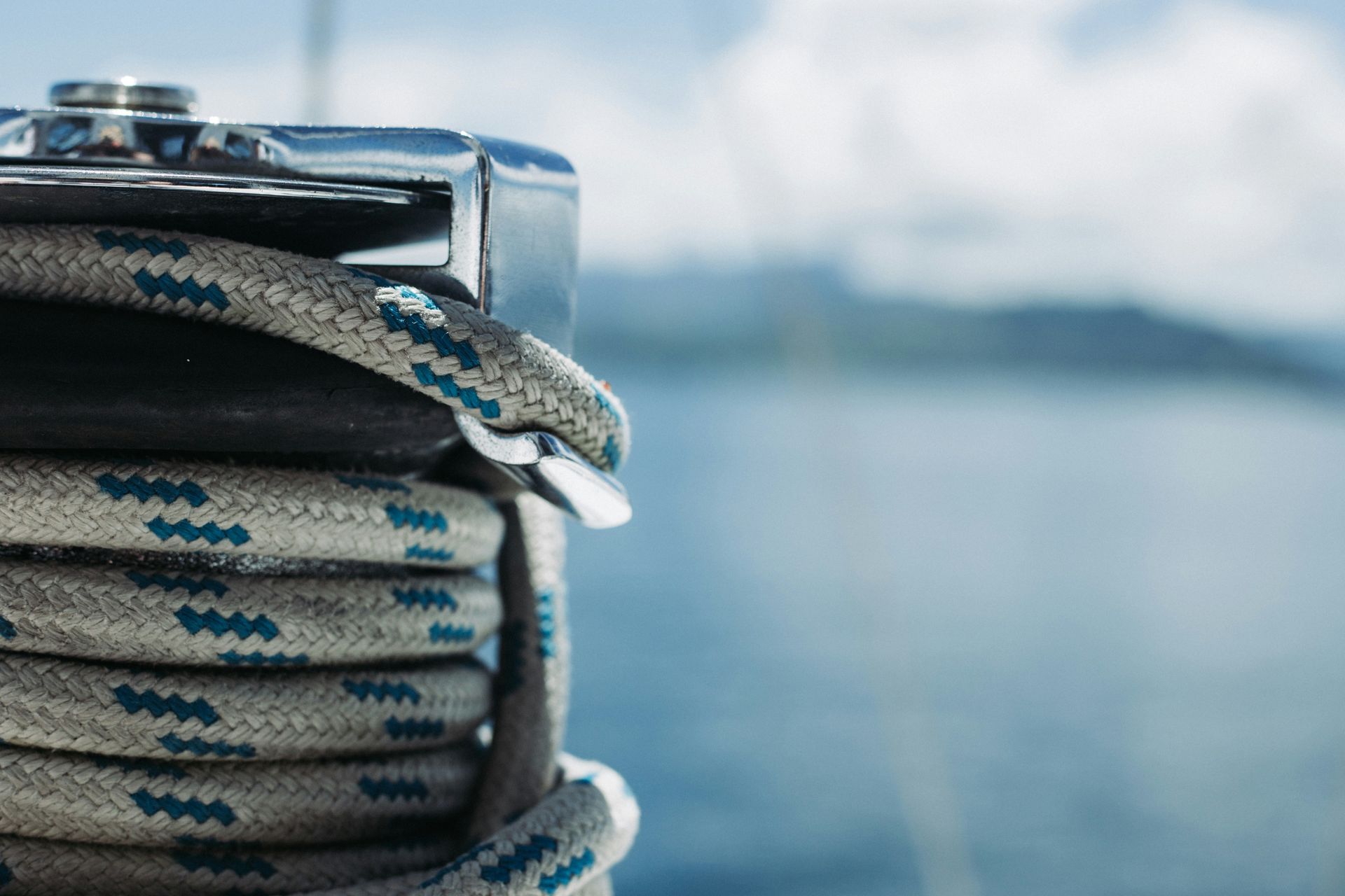 Eine Nahaufnahme eines übereinander gestapelten Seils auf einem Boot.