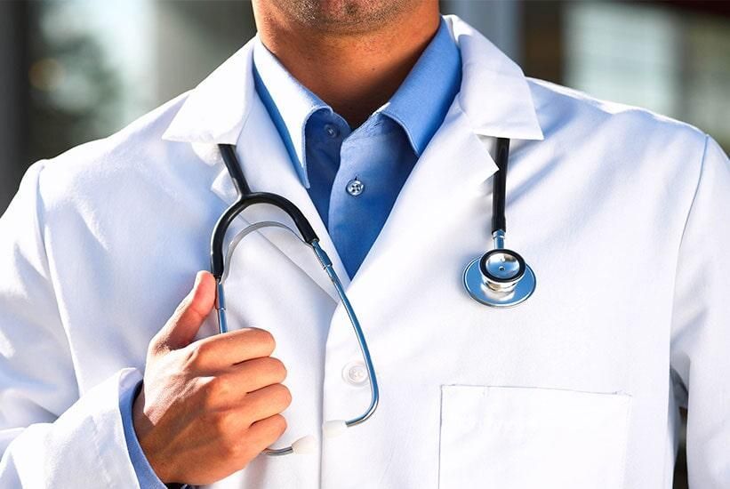 Un médico con un estetoscopio alrededor del cuello