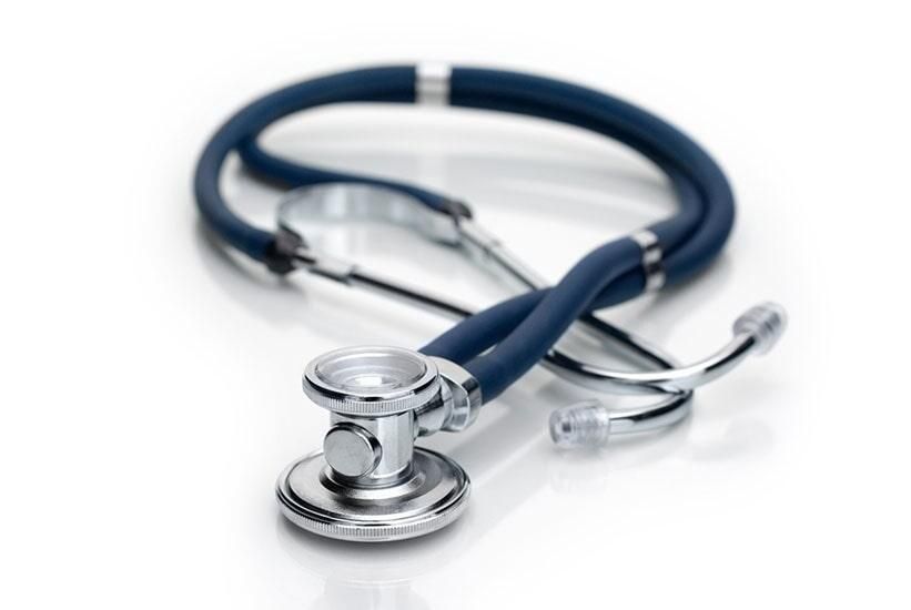 Un primer plano de un estetoscopio sobre una superficie blanca