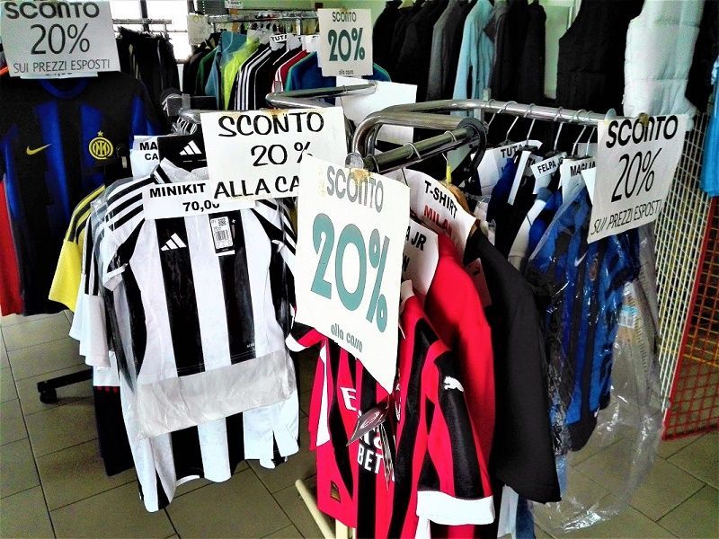 Maglie calcio originali Milan, Inter e Juve 2024/25 in saldo scontate del 20%