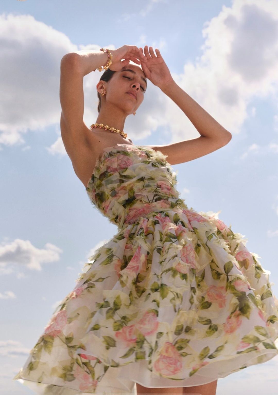 Una máquina de coser está sobre una mesa al lado de un maniquí.