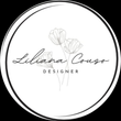 Un logotipo en blanco y negro para un diseñador con flores en un círculo.