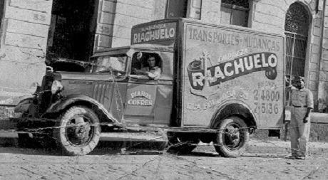 Foto antiga em preto e branco de um caminhão da Mudanças Riachuelo.