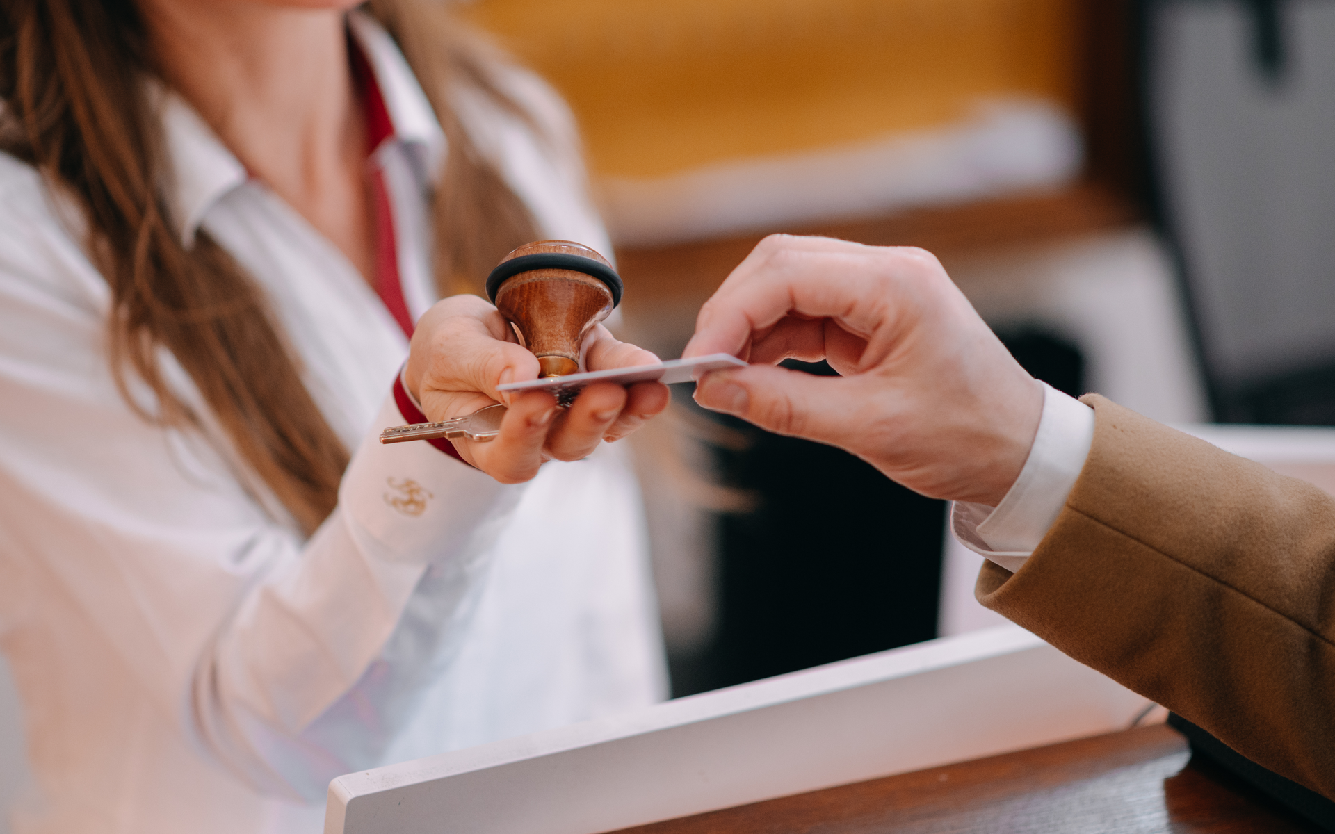 Persona che timbra il documento. Un'altra persona che riceve il documento timbrato.