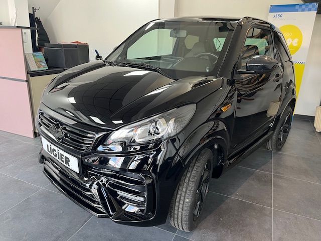 Une ligier noire est garée dans une salle d'exposition.