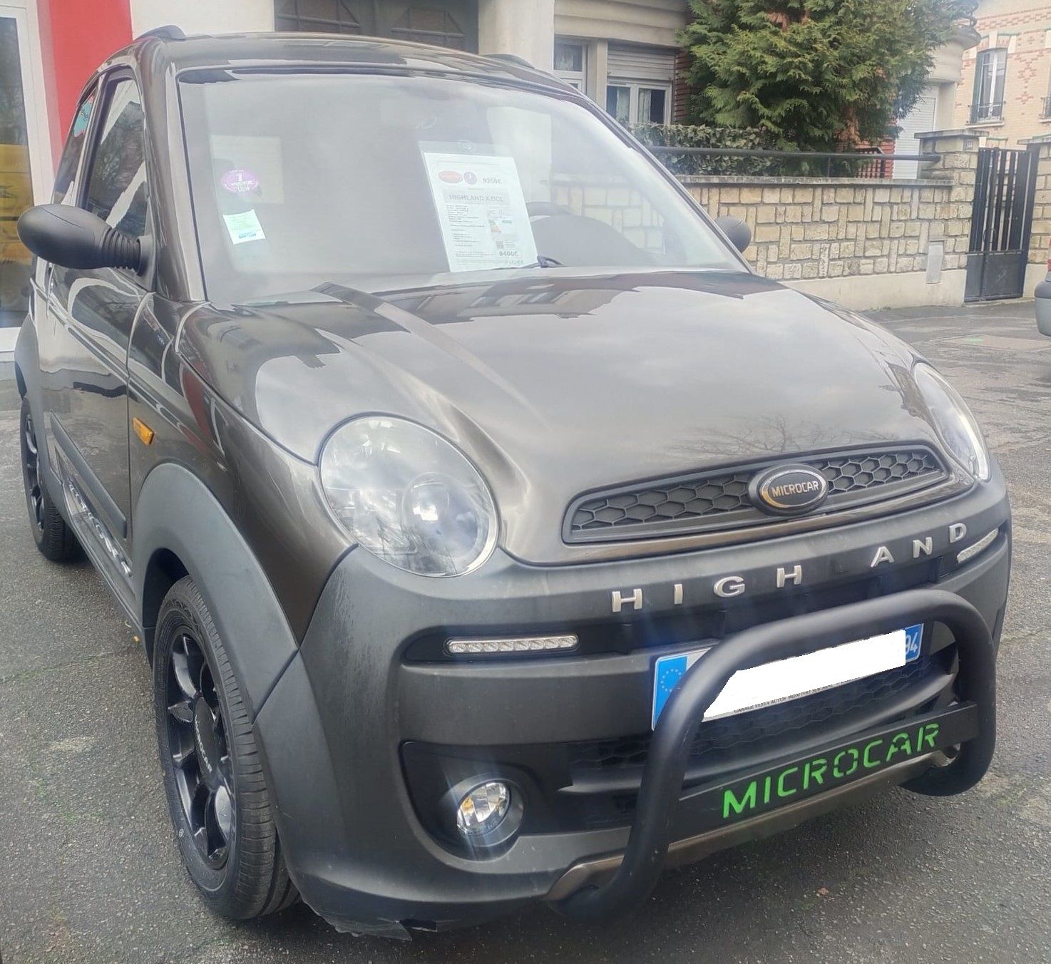 Une voiture noire avec une plaque d'immatriculation indiquant microcar