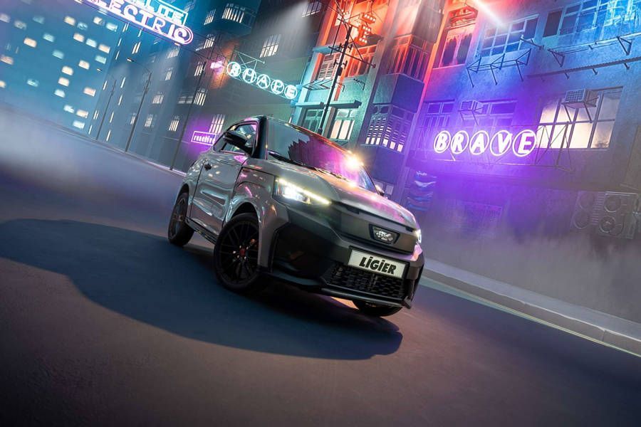 Une ligier roule dans une rue de la ville la nuit.