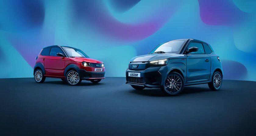 Ligier rouge et bleue sont garées l'une à côté de l'autre en exposition