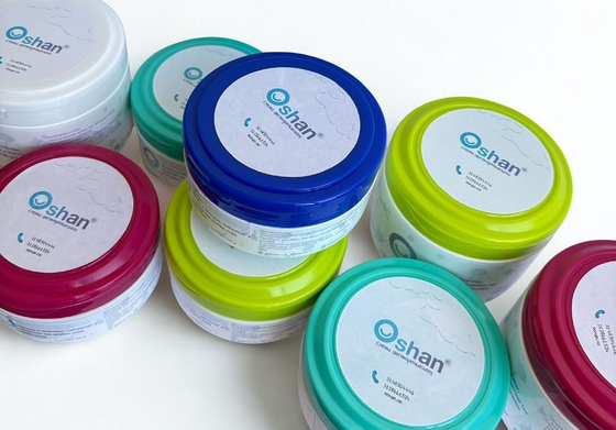 Cuatro contenedores coloridos: verde azulado, azul, verde y magenta, con etiquetas blancas que dicen 